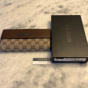 NWOT. Gucci Hepburn Original cloth and brown leather trifold wallet.